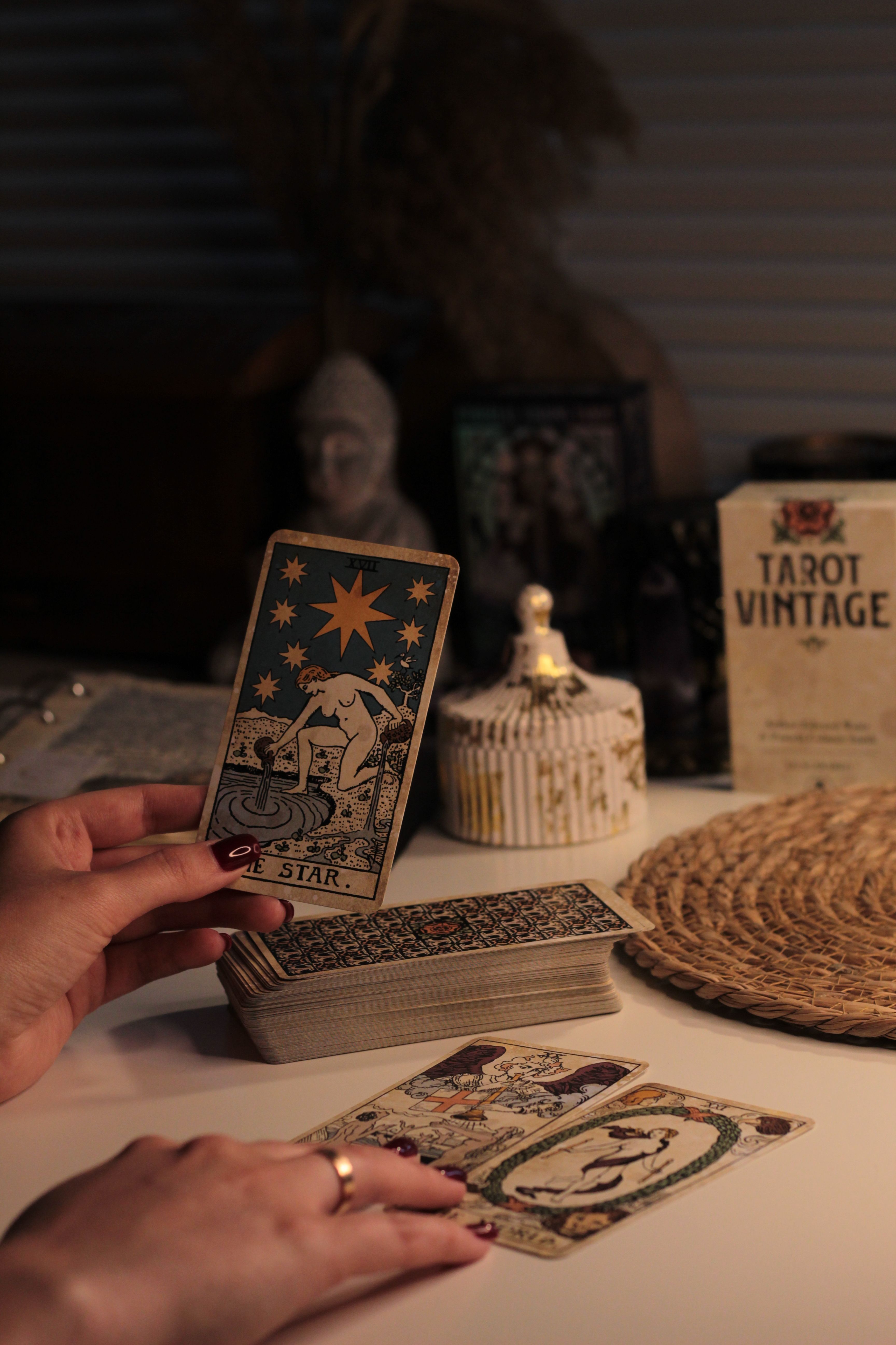 Tarot-Karten werden gelegt, The Star Karte wird gehalten